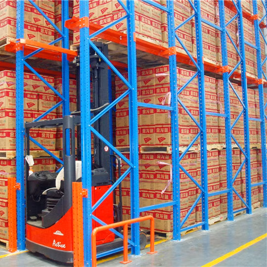 Unidade em rack de aço com trilho de paletes